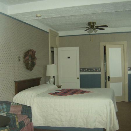 Boardwalk Inn Saint-Ignace Extérieur photo