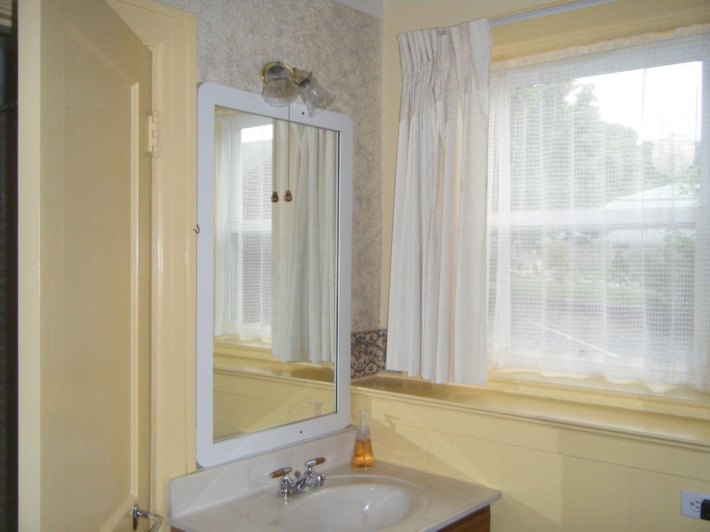 Boardwalk Inn Saint-Ignace Chambre photo