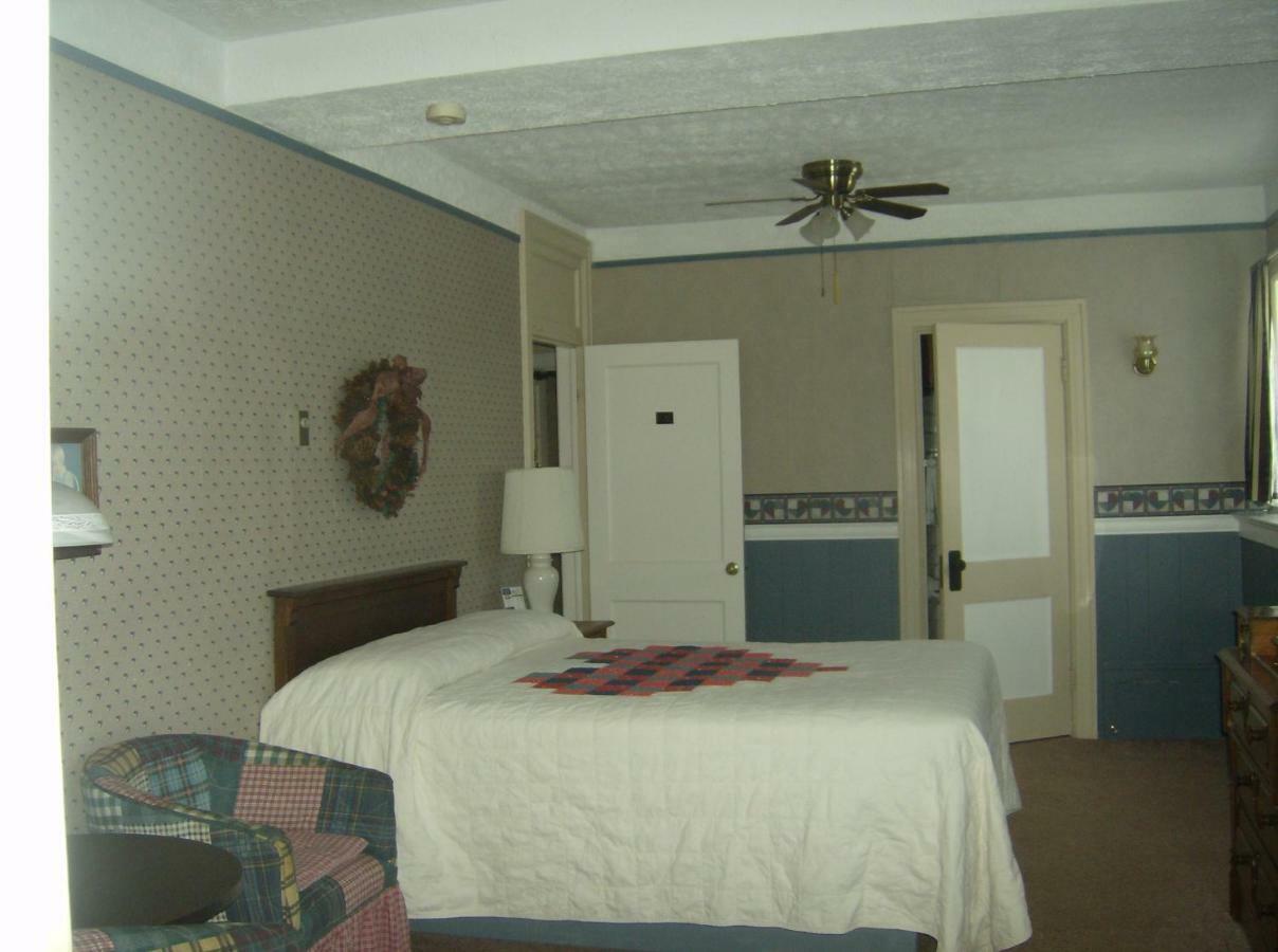 Boardwalk Inn Saint-Ignace Extérieur photo