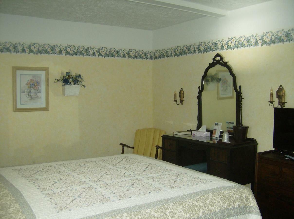 Boardwalk Inn Saint-Ignace Extérieur photo