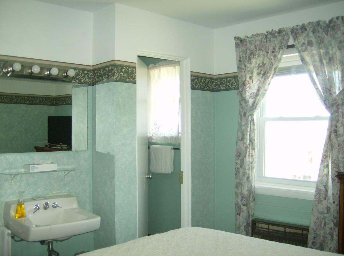 Boardwalk Inn Saint-Ignace Extérieur photo