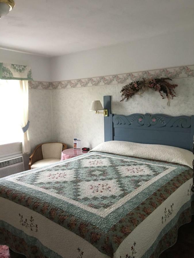 Boardwalk Inn Saint-Ignace Extérieur photo