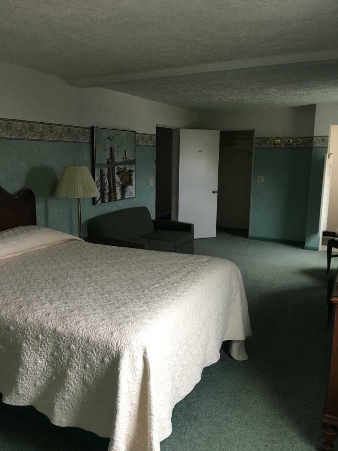 Boardwalk Inn Saint-Ignace Extérieur photo